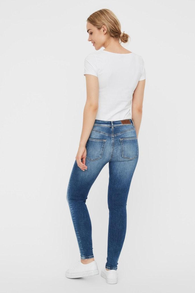 Vero Moda blauwe dames jeans | Model achteraanzicht