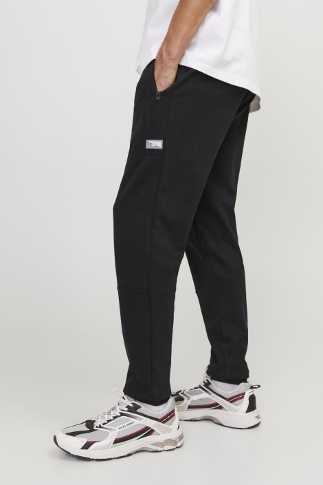 Jack & Jones zwarte heren broek | Model zijaanzicht