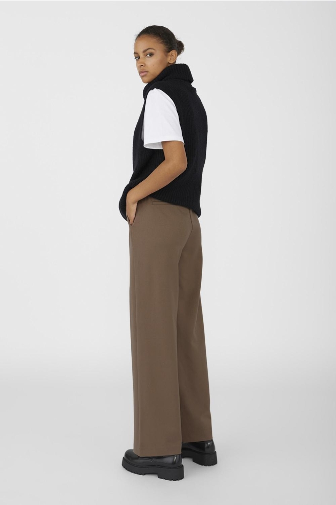 Object taupe dames broek | Model achteraanzicht