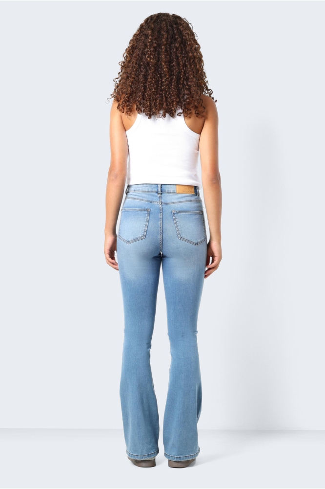 Noisy may blauwe dames jeans | Model achteraanzicht