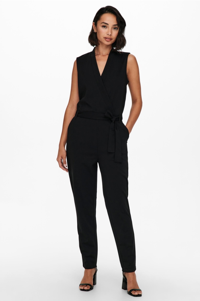 Jacqueline de Yong zwarte dames jumpsuit | Model vooraanzicht