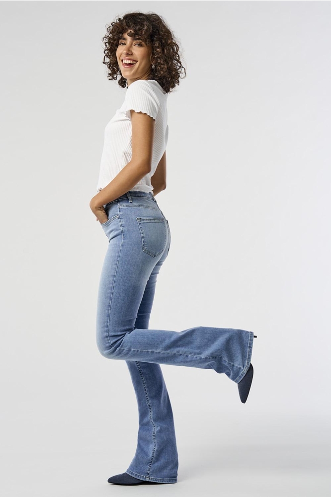 Only blauwe dames jeans | Model zijaanzicht