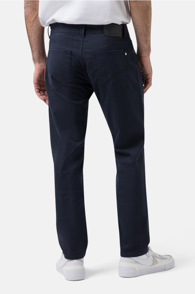 Pierre Cardin blauwe heren broek | Model achteraanzicht