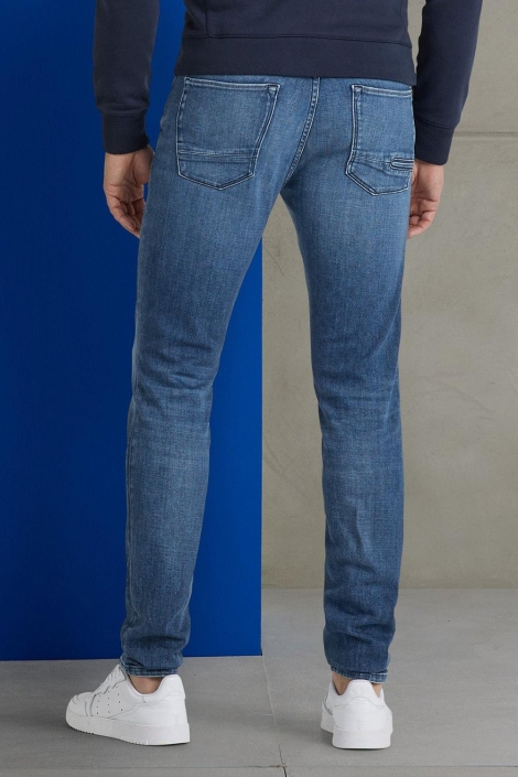 Cast Iron blauwe heren jeans | Model achteraanzicht