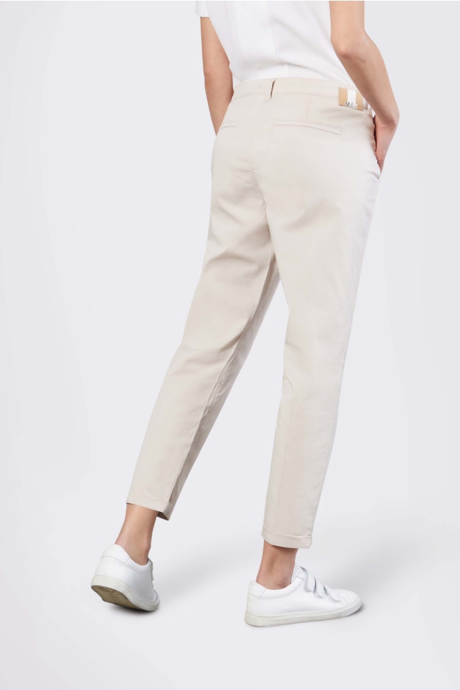 Mac beige dames broek | Model achteraanzicht