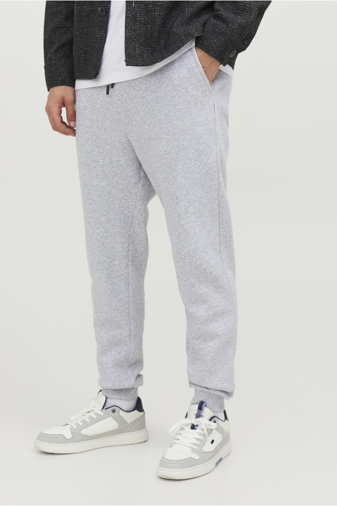 Jack & Jones grijze heren broek | Model vooraanzicht