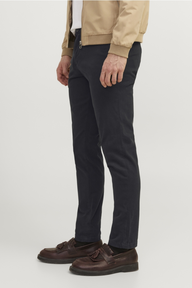 Jack & Jones zwarte heren broek | Model zijaanzicht