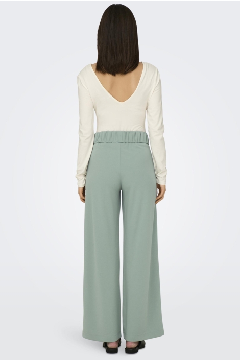 Jacqueline de Yong groene dames broek | Model achteraanzicht