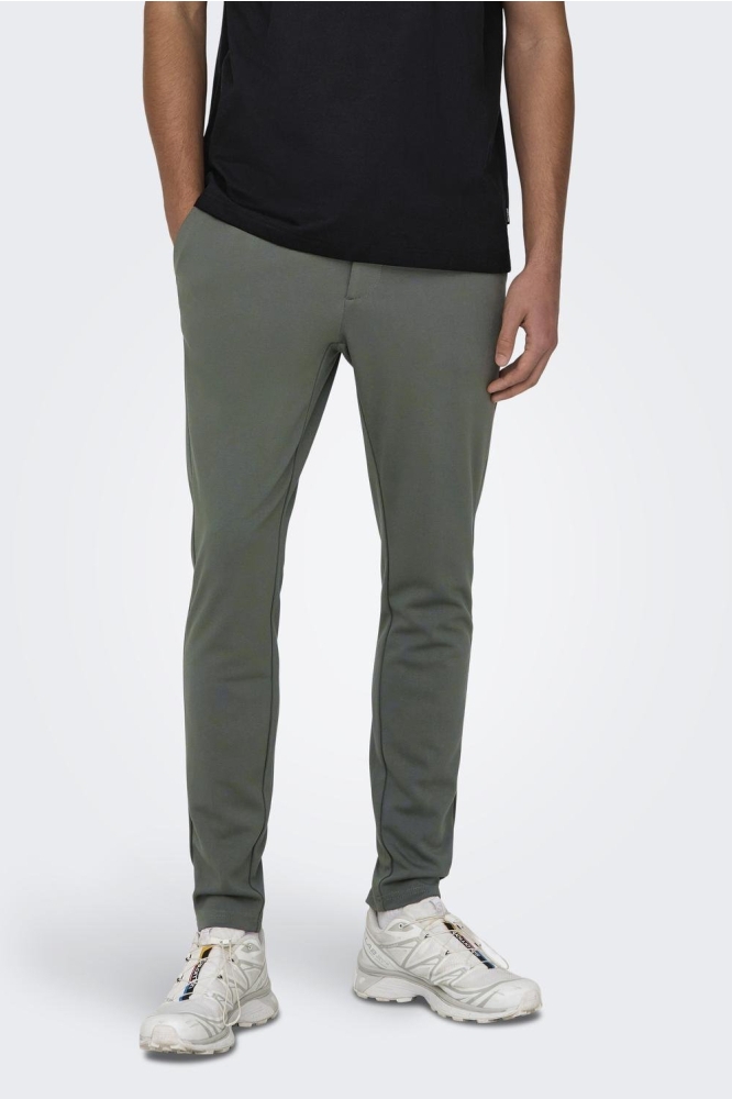 Only & Sons grijze heren broek | Model vooraanzicht