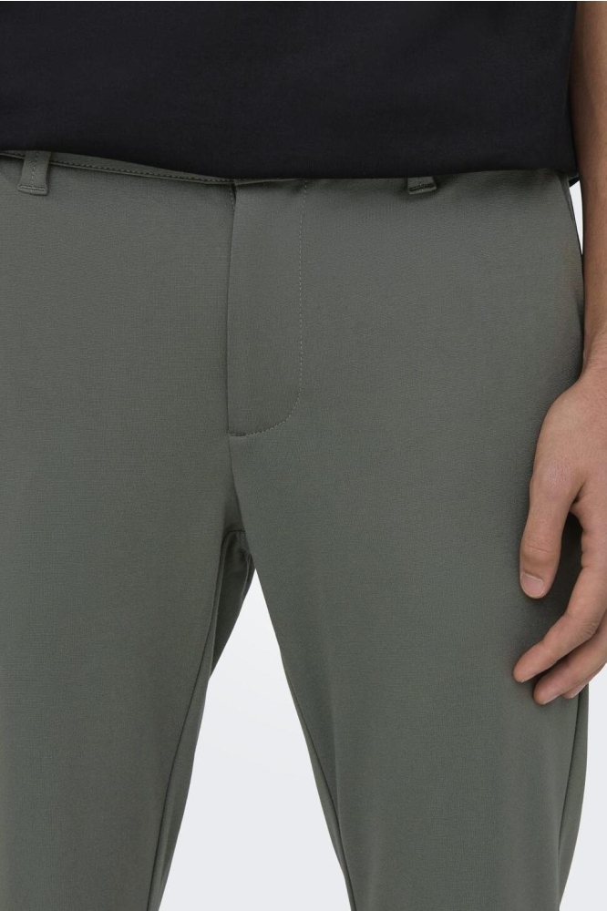 Only & Sons grijze heren broek | Model vooraanzicht