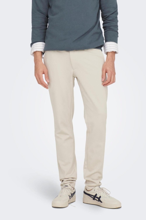 Only & Sons beige heren broek | Model vooraanzicht