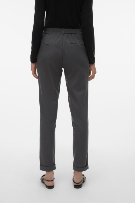 Vero Moda grijze dames broek | Model achteraanzicht