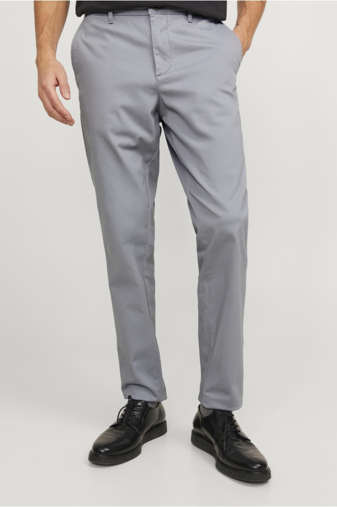 Jack & Jones grijze heren broek | Model vooraanzicht