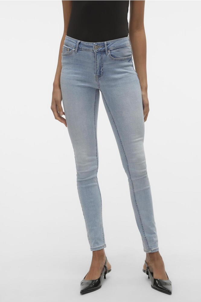 Vero Moda blauwe dames jeans | Model vooraanzicht