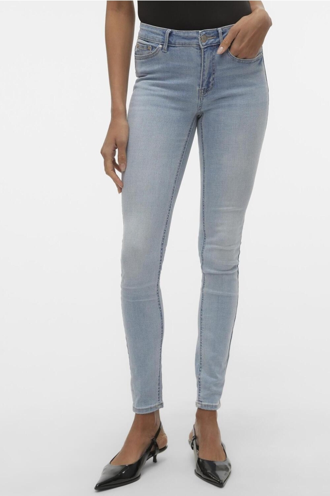 Vero Moda blauwe dames jeans | Model vooraanzicht