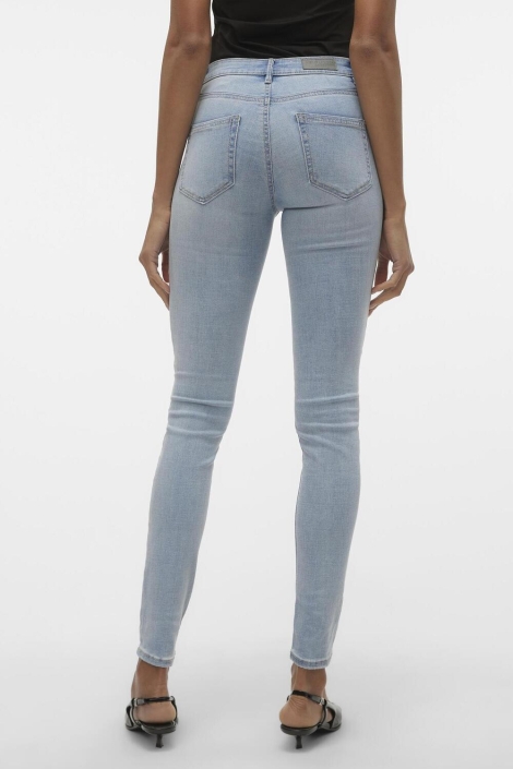 Vero Moda blauwe dames jeans | Model achteraanzicht