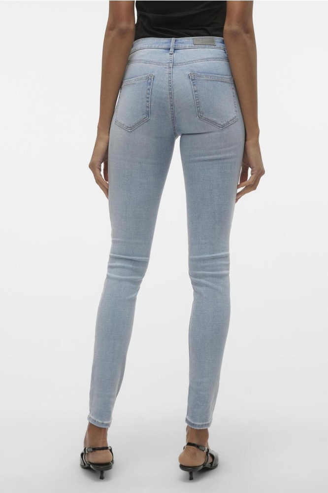 Vero Moda blauwe dames jeans | Model achteraanzicht