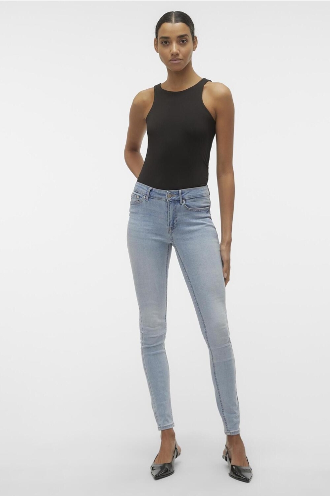 Vero Moda blauwe dames jeans | Model
