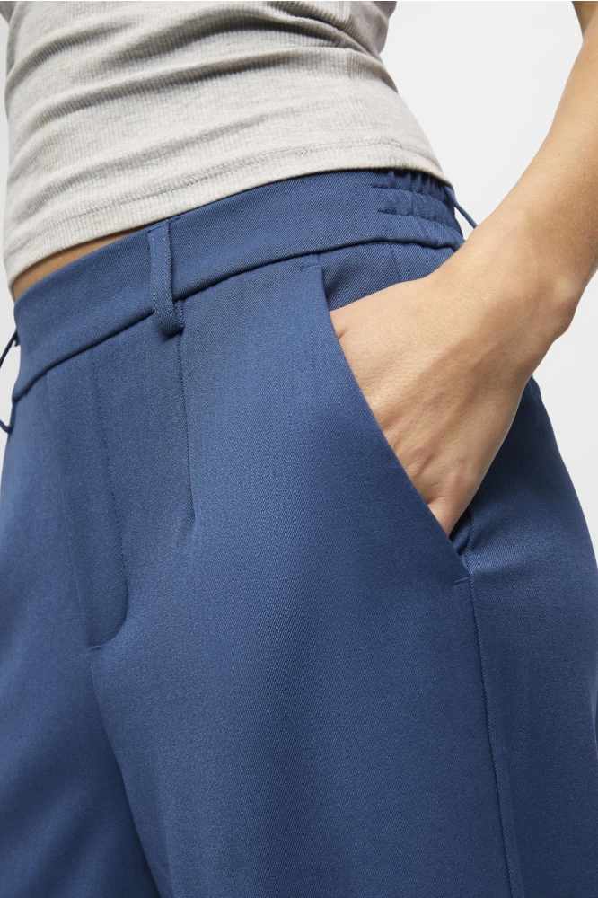 Object blauwe dames broek | Close up