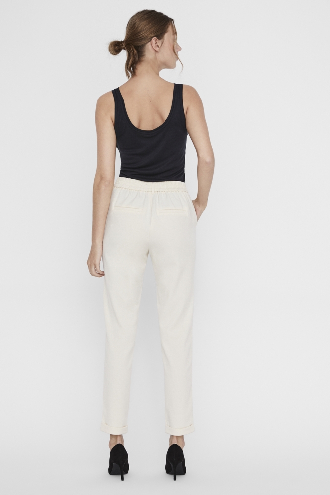 Vero Moda beige dames broek | Model achteraanzicht