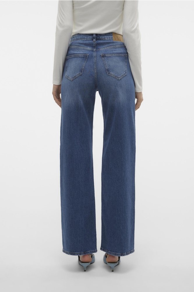 Vero Moda blauwe dames jeans | Model achteraanzicht