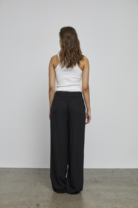 Noisy may zwarte dames broek | Model achteraanzicht