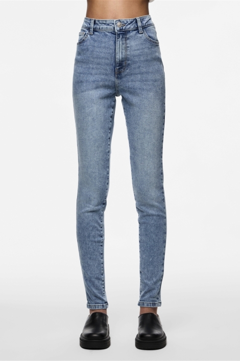 Pieces blauwe dames jeans | Model vooraanzicht