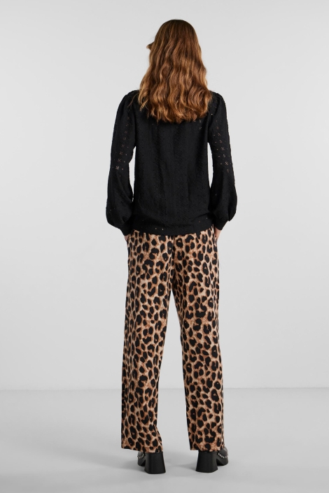 Pieces beige dames broek | Model achteraanzicht