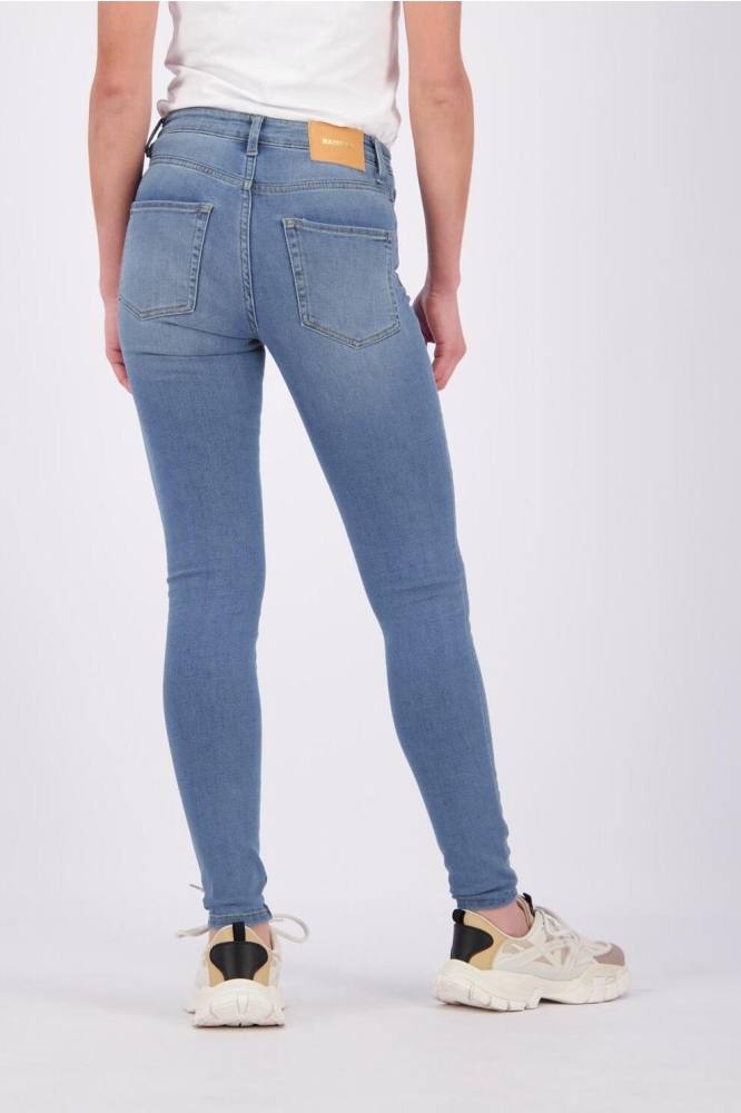 Raizzed blauwe dames jeans | Model achteraanzicht