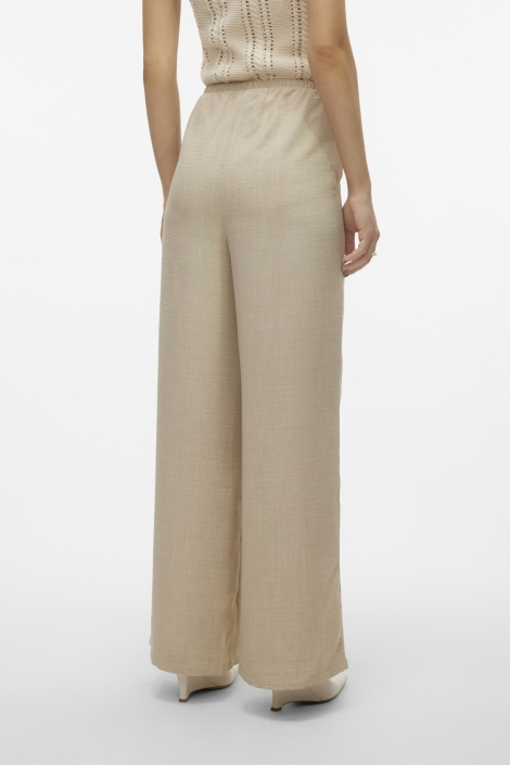 Vero Moda taupe dames broek | Model achteraanzicht