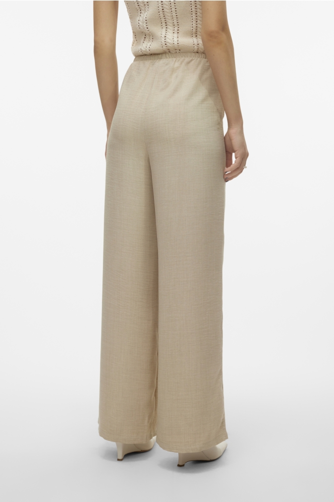 Vero Moda taupe dames broek | Model achteraanzicht
