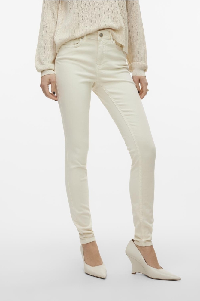 Vero Moda ecru dames jeans | Model vooraanzicht