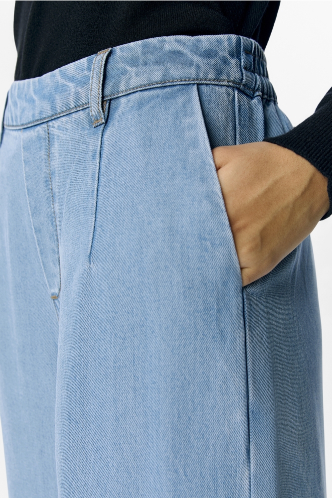 Object blauwe dames broek | Close up