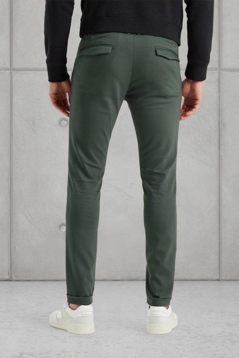 Cast Iron groene heren broek | Model achteraanzicht