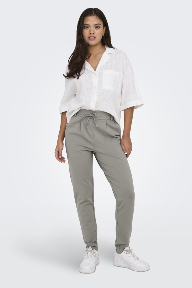 Only grijze dames broek | Model vooraanzicht
