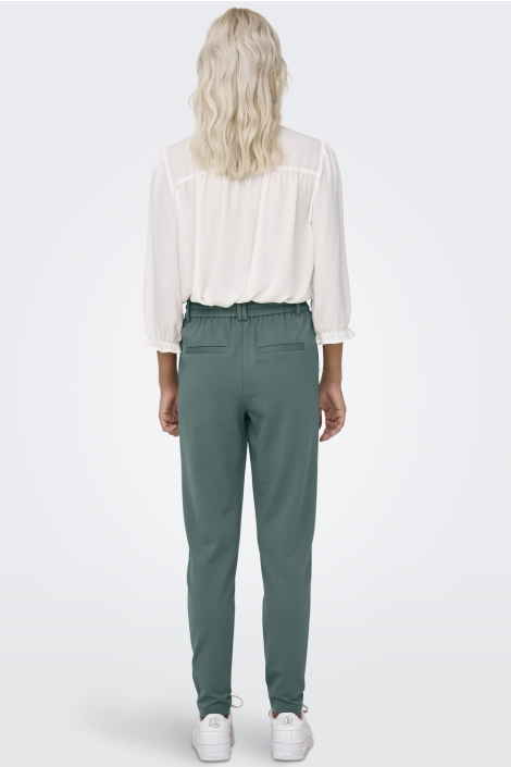 Only groene dames broek | Model achteraanzicht