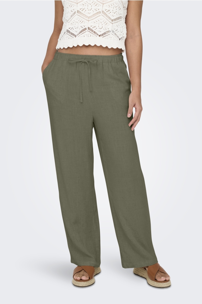 Only groene dames broek | Model vooraanzicht