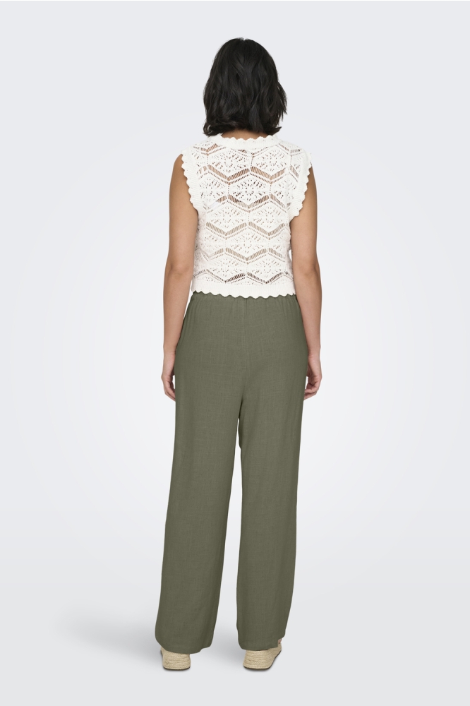 Only groene dames broek | Model achteraanzicht