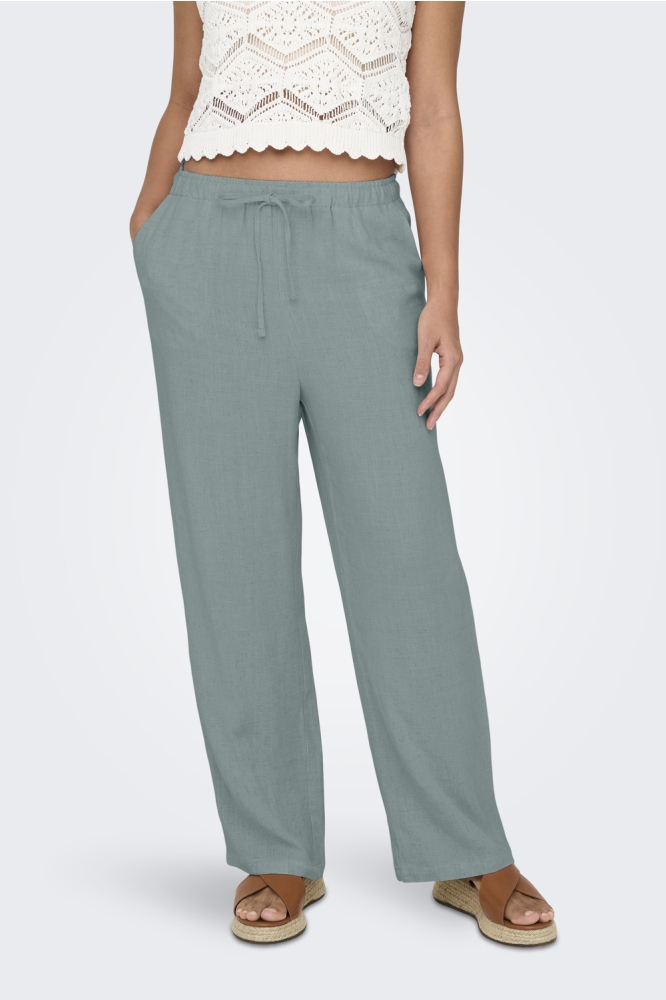 Only groene dames broek | Model vooraanzicht