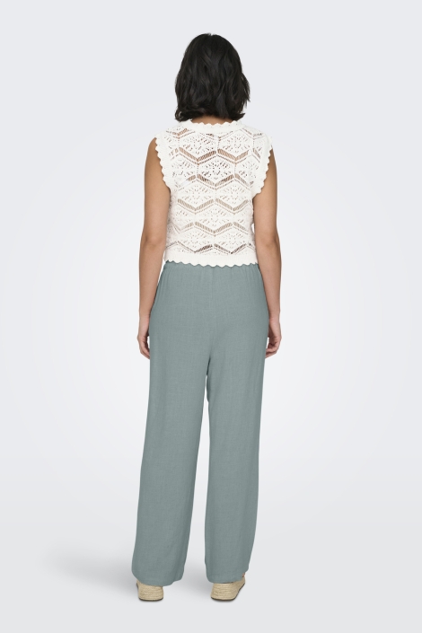 Only groene dames broek | Model achteraanzicht