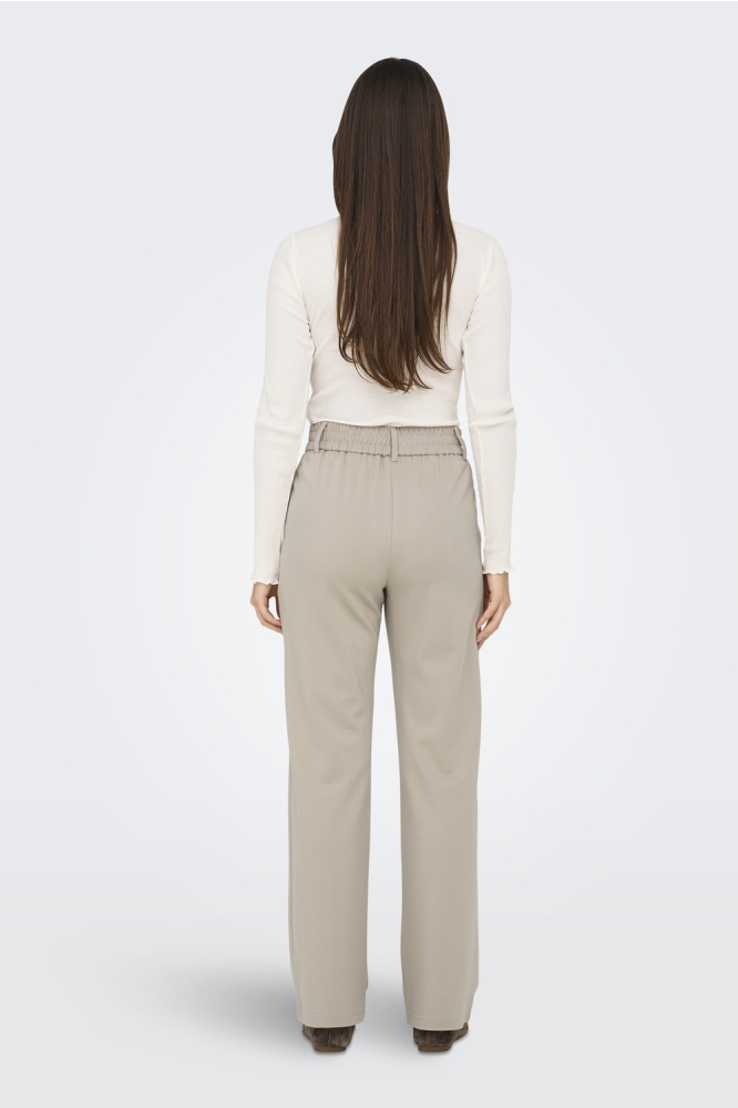 Only beige dames broek | Model achteraanzicht