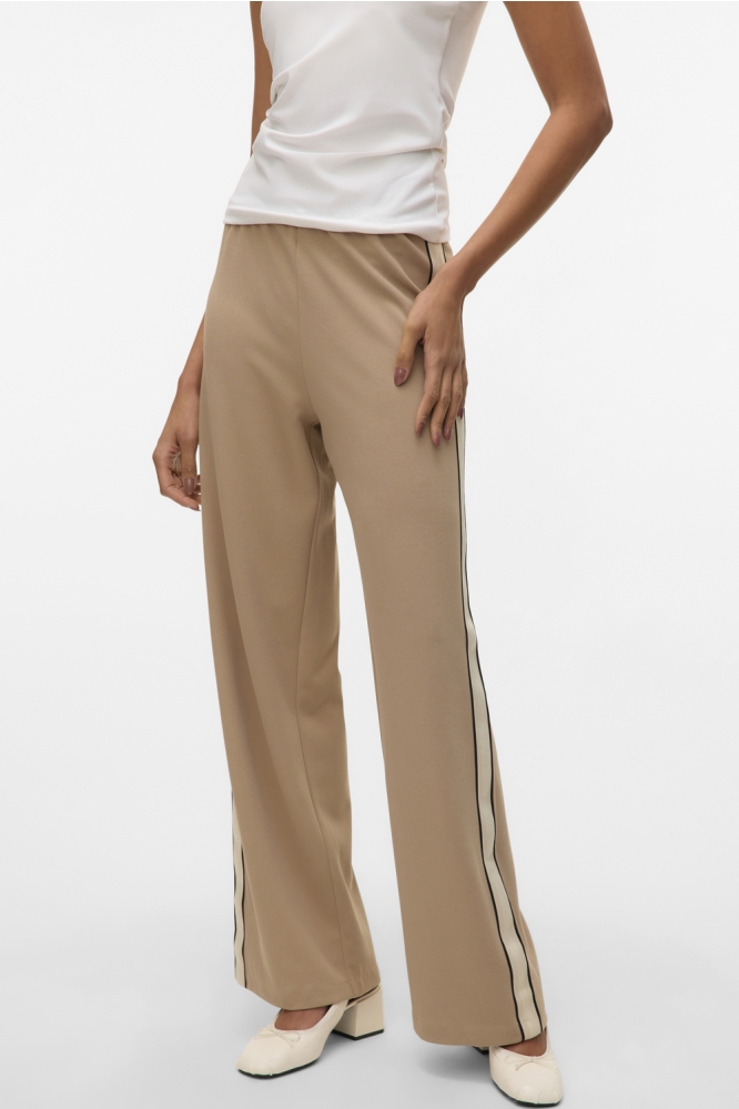 Vero Moda beige dames broek | Model zijaanzicht