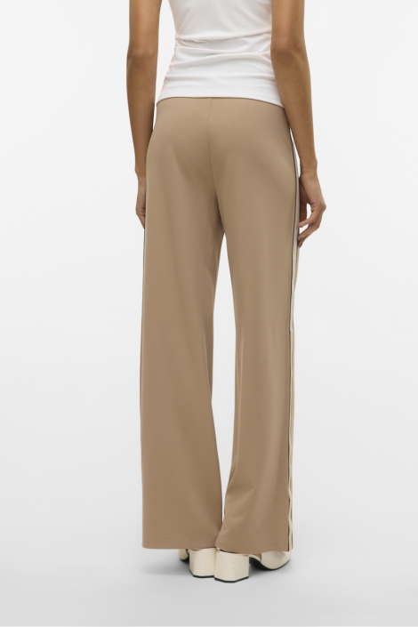 Vero Moda beige dames broek | Model achteraanzicht