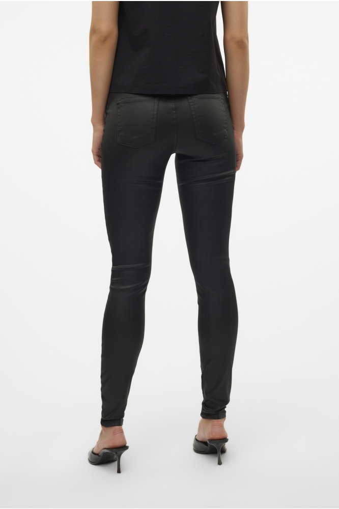 Vero Moda zwarte dames broek | Model achteraanzicht