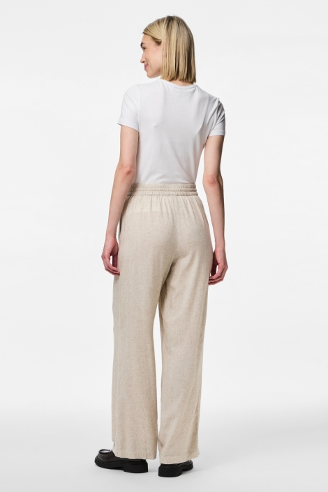 Pieces beige dames broek | Model achteraanzicht