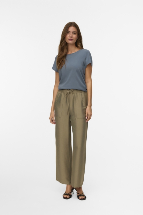 Vero Moda groene dames broek | Model vooraanzicht