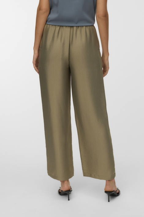 Vero Moda groene dames broek | Model achteraanzicht