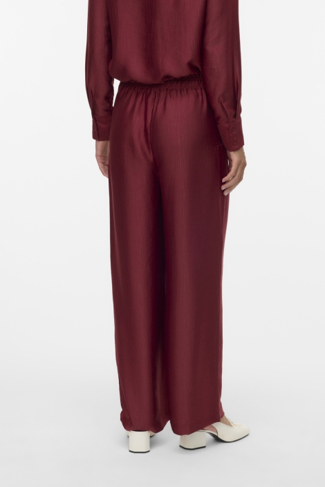 Vero Moda bordeaux dames broek | Model achteraanzicht