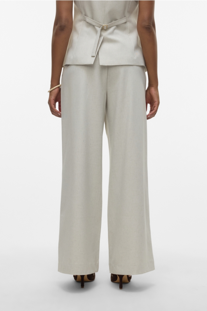 Vero Moda beige dames broek | Model achteraanzicht