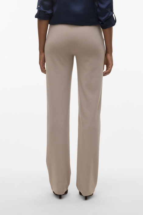 Vero Moda taupe dames broek | Model achteraanzicht